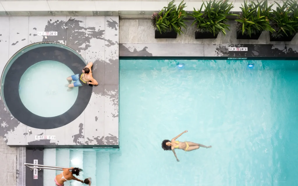 Flotando en la piscina, Guayaquil 2013